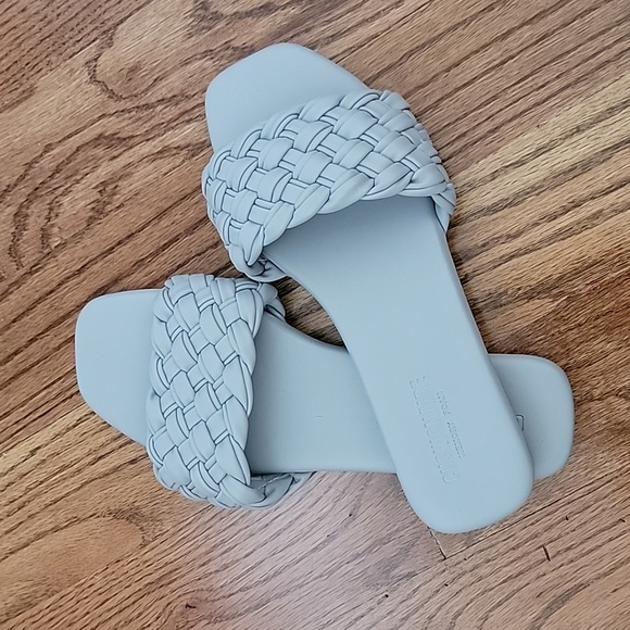 Cushionaire Weaved Grey Memory Foam Sandals - Picture 1 of 5